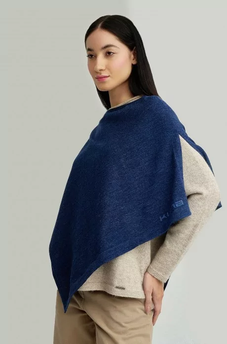 Alpaka Poncho YURA aus baby Alpaka & Seide